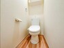 トイレ 温水洗浄便座完備のトイレスペース。ついつい考え事をしてしまうほど落ち着く空間です。室内（2023年11月11日）撮影