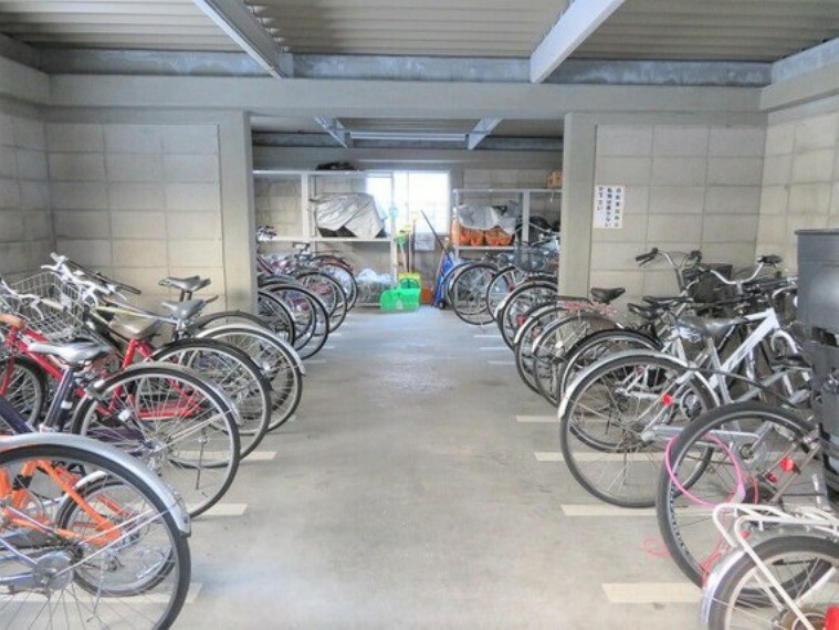 屋内駐輪場はクロスバイクなどの大切な自転車の保管にも安心です！使用料無償！