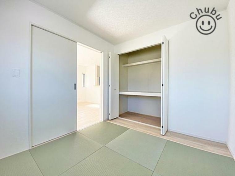 和室 5.2帖の和室　リビングに隣接した洋室は小さなお子様の遊び場や洗濯物を畳んだりとミセスコーナーとしても使えます。
