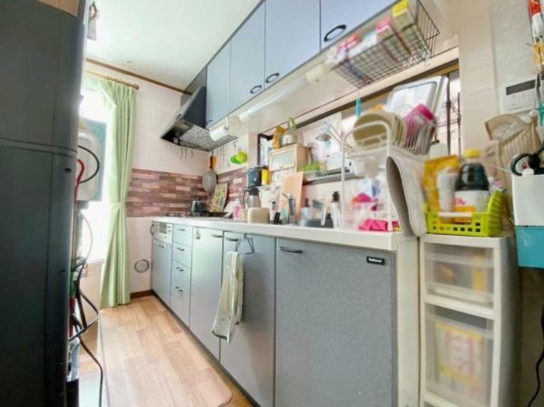 キッチン 吊り棚のある収納が豊富なキッチン。出窓があり有効的にお使いいただけるスペースです！