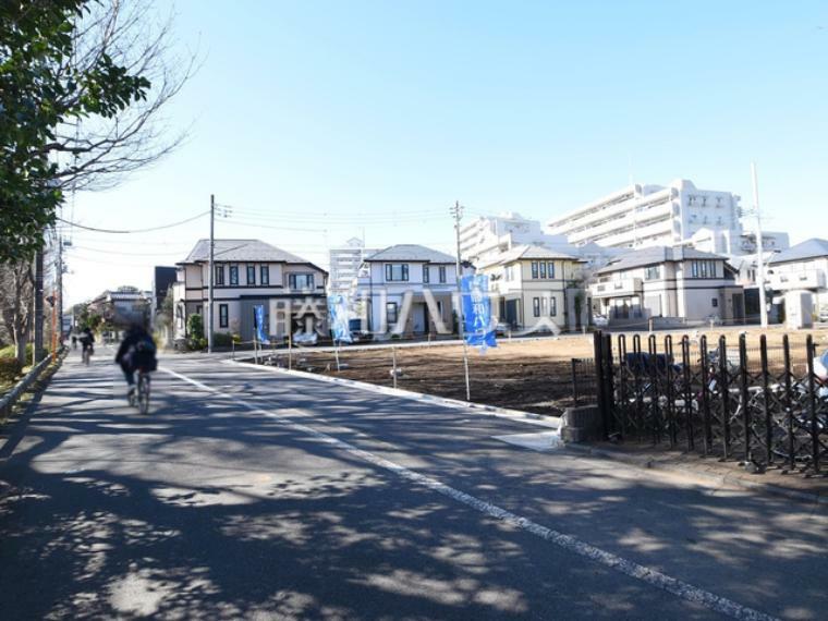 現況写真 接道状況および現場風景　【西東京市柳沢3丁目】 前面道路は歩道もあり、小さなお子様にも安心ですね。　