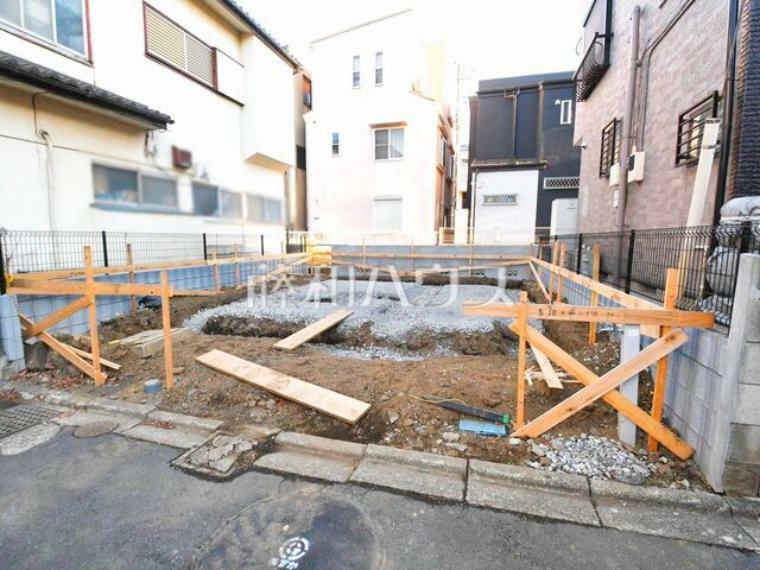 現況外観写真 現地写真　【新座市野寺2丁目】 見学はしたいけど、なかなか時間が取れない・・・そんな方に出勤前や仕事終わりにマイホームを見学できるサポートをいたします。