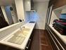 ダイニングキッチン 広い作業スペースのシステムキッチン！食洗機とIHクッキングヒーター採用で快適です！