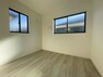 洋室 どんな家具にでも相性が良い清潔感ある白色調のクロスを採用。主張しすぎない配色、耐久性にも優れた床材は日々のメンテナンスも楽に、快適に過ごして頂けるよう考えられています。  2面採光を確保した明るい室内は、爽やかな風を感じる居心地の良い空間です。