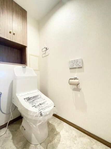 トイレ ペーパーの収納に困らないトイレは操作パネル付き。