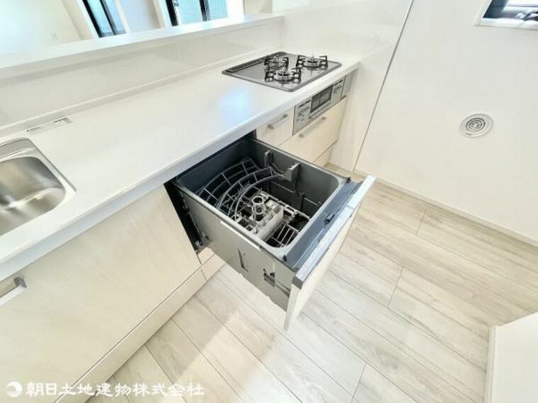 キッチン 食洗器付きのシステムキッチンは家事を大きくサポートしてくれます。洗い物を入れる空間にもなるのでキッチン周りを常にスッキリ見せることも。