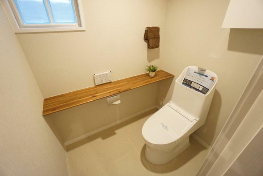 トイレ 温水洗浄機付トイレです。節水機能もあるので、安心して使えますね＾＾タオル掛け、カウンター付き。