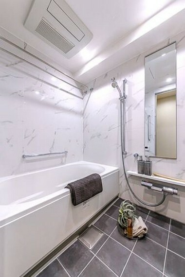 【バスルーム】心身を優しく癒すバスタイムを上質に彩るための機能を有する浴室。※室内の家具や調度品は、売買代金には含まれません。