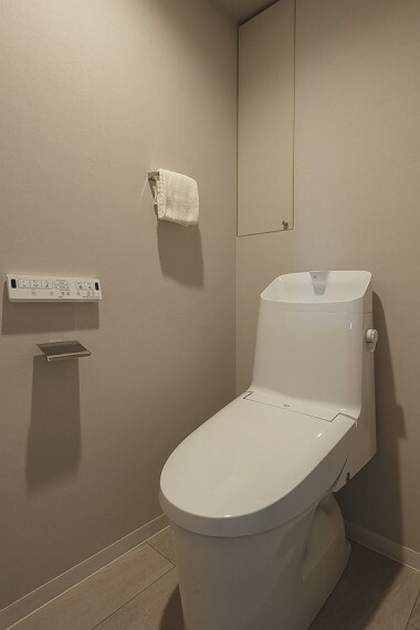 トイレ 清潔感溢れる温水洗浄便座付きのトイレです。トイレ周りで使う物がスッキリ片付く収納付き。