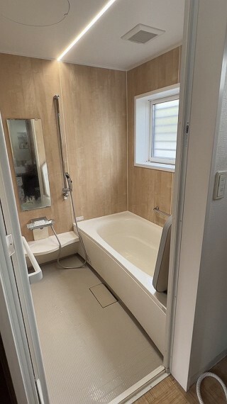 浴室 木目調の内装で落ち着いた雰囲気のユニットバスで快適なバスタイム