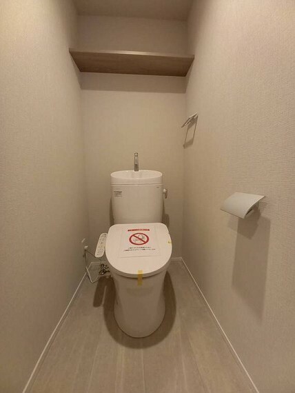 トイレ シックな雰囲気のトイレには、快適な温水洗浄便座付き。トイレ周りで使う物の収納に便利な棚を設置済み。