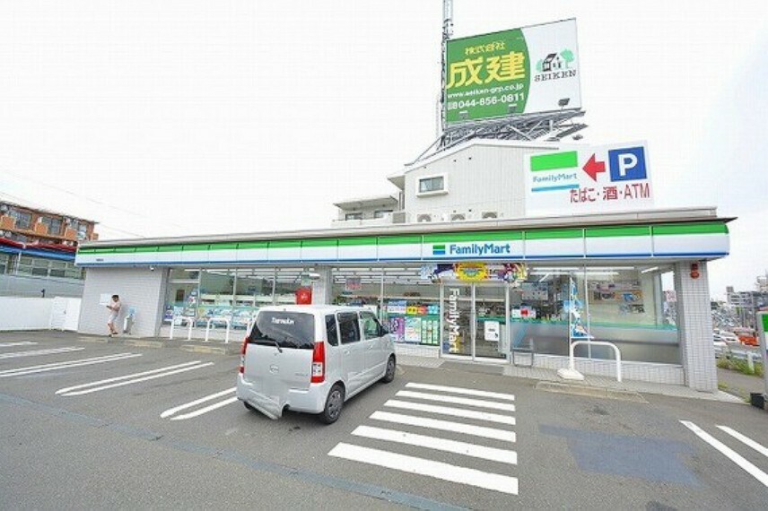 コンビニ ファミリーマート　川崎鷺沼店まで約700m