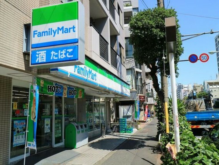 コンビニ ファミリーマート上馬交差点前店　約250m