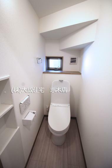 トイレ 1階トイレには、トイレットペーパーなどの収納に便利な壁収納付きです。　現地写真2024.1.26撮影