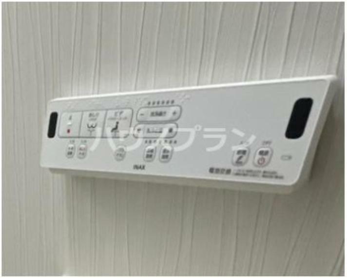 構造・工法・仕様 温水洗浄便座は、トイレの便座に取り付けられる装置で、 温かい水を使ってお尻や女性用の部位を洗浄する機能を持ちます。 専用のリモコンや操作パネルから水圧や ノズルの位置の調整を行うことができます。