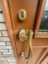 防犯設備 玄関ドアは安心安全の2ロック施錠です。U字ロックも付いているので、就寝時の防犯効果もUPします。