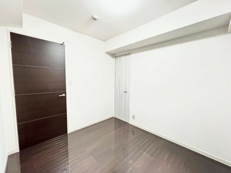 ウォークインクローゼット 床材や建具は家具にも合わせやすい落ち着いた色合いになっております。