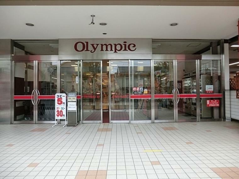 スーパー Olympicおりーぶ東戸塚店 21:00まで営業 地上3階建ての建物には食料品や日用品、ペット用品、家庭電器など幅広い商品を取り扱っています