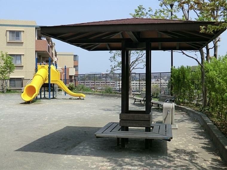公園 吉田下打越公園 複合滑り台とベンチがあります。