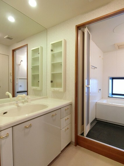 大きな鏡と使い勝手の良い収納スペースがある洗面台