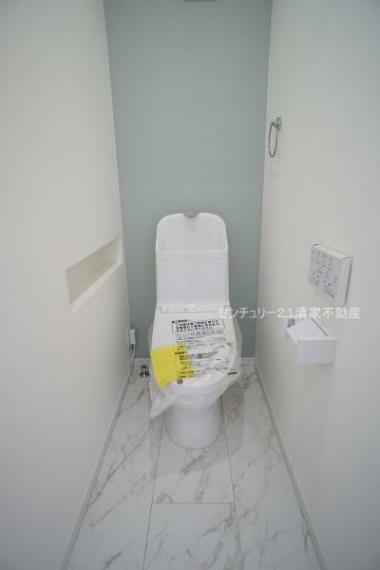 トイレ A棟:白を基調とした、清潔感のある水廻りです。（2023年11月撮影）