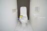 トイレ B棟:白を基調とした、清潔感のある水廻りです。（2023年11月撮影）