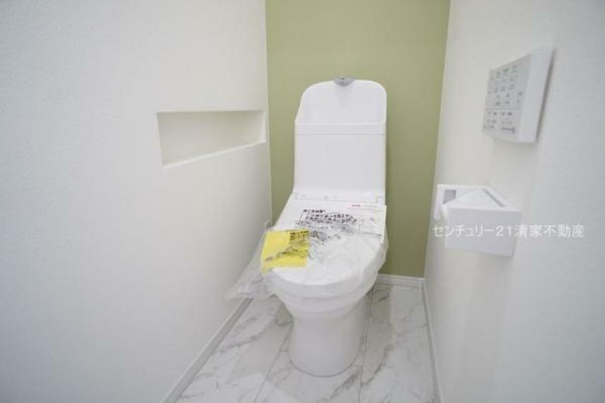 トイレ C棟:白を基調とした、清潔感のある水廻りです。（2023年11月撮影）