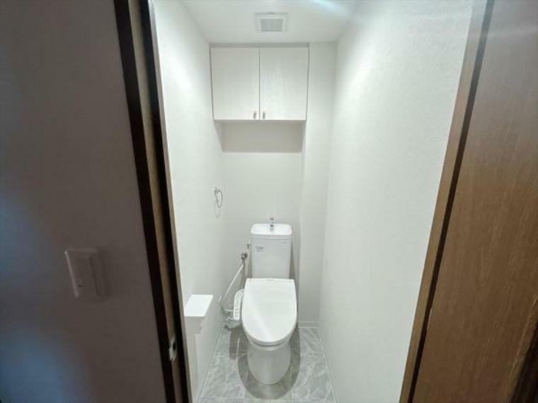 落ち着いた内装の壁面収納つきのトイレです。お手入れやお掃除が、簡単にできるシンプルなデザインのトイレです。