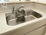 ダイニングキッチン 浄水カートリッジ内蔵で場所を取らずにスッキリ。水栓は使い勝手の良い、取り外し可能なシャワーヘッドタイプ。