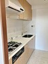 ダイニングキッチン カウンターキッチンの天板スペースが広く、調理器具などを置いてもスッキリと使えます。