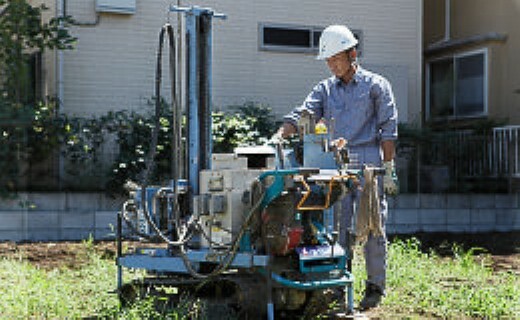 構造・工法・仕様 外部機関に委託して地盤を一棟ごと調査。建物の形状と位置が決まってから調査を依頼。 同じ土地でも位置によって地盤の固さが異なる場合があるため、複数のポイントで地下10mまでの地盤の固さを測定します