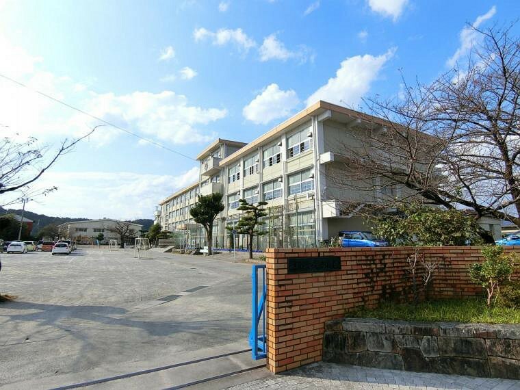 小学校 岐阜市立西郷小学校まで徒歩約10分（約740m）