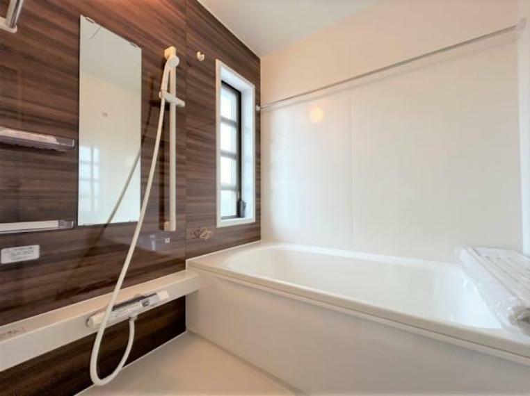 浴室 【リフォーム済】浴室はハウステック製のユニットバスへ新品交換を行いました。浴槽も足を伸ばせて入れるサイズです。