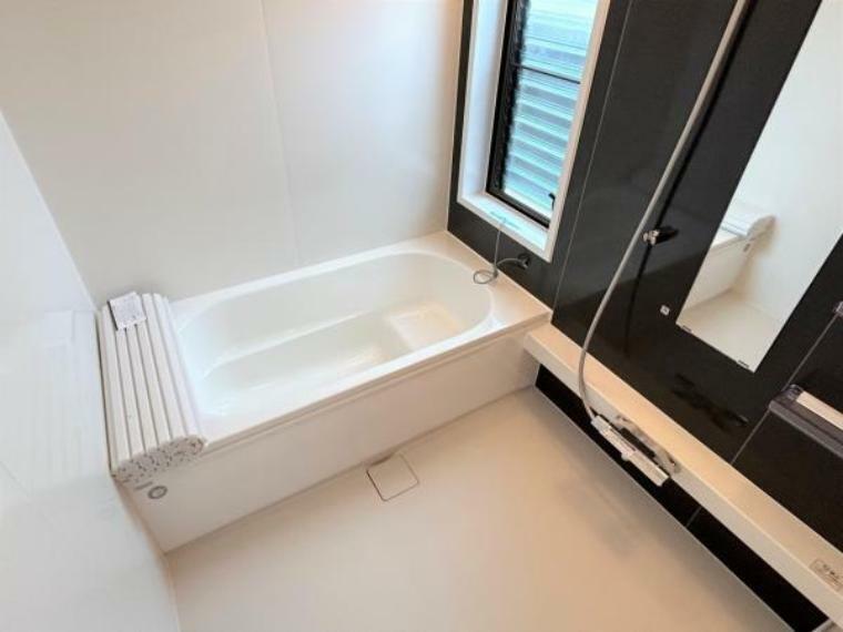 【リフォーム済】浴室はハウステック製の新品のユニットバスに交換。浴槽には滑り止めの凹凸があり、床は濡れた状態でも滑りにくい加工がされている安心設計です。