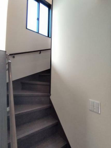 【リフォーム済】階段はクリーニングを行いました。手すりが付いているので、事故の起こりやすい階段の昇降を、より安全にすることが出来ますね。