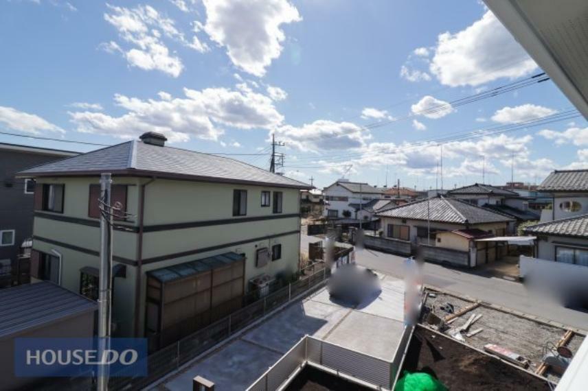 眺望 【建物からの眺望】現地完成写真。バルコニーからの景色。十分な間隔が確保されております。