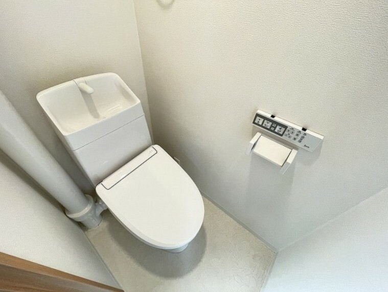 【トイレ】清潔感のある白を基調としたトイレ