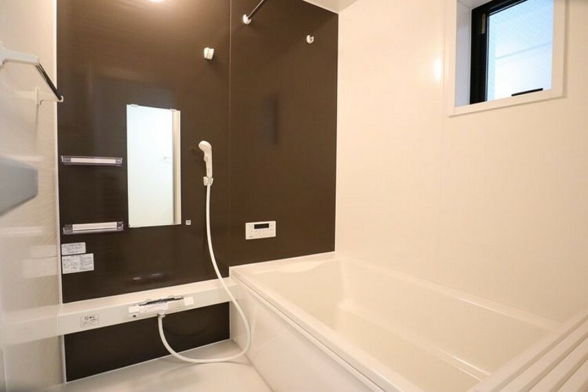 浴室 一坪サイズの浴室で足が伸ばせてのびのび 　浴室暖房乾燥機付で、雨の日でもお洗濯困りません