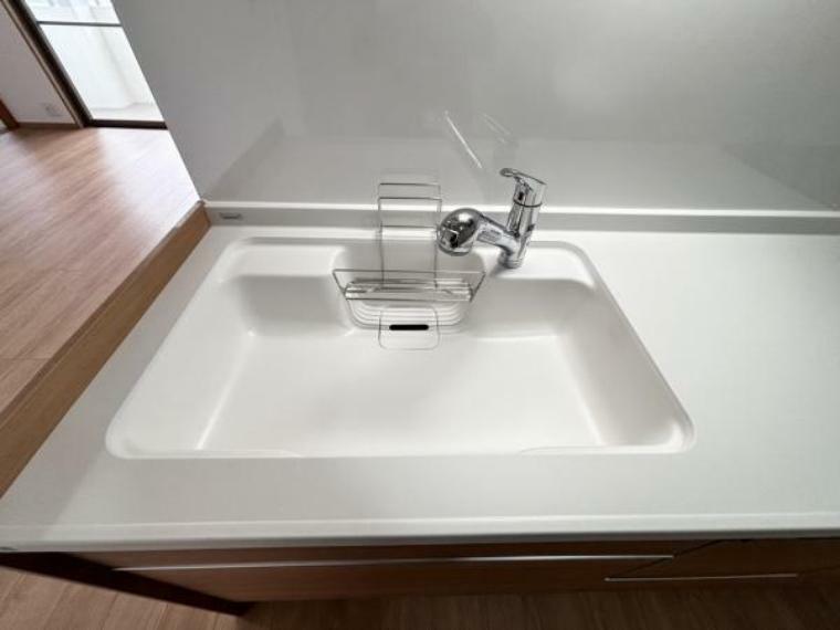 キッチン 【リフォーム済】新品ハウステック製システムキッチンの水栓金具は浄水器内蔵水栓（カートリッジ）でおいしい水をつくります。そして、浄水・原水の切り替えもワンタッチで使いやすいです。
