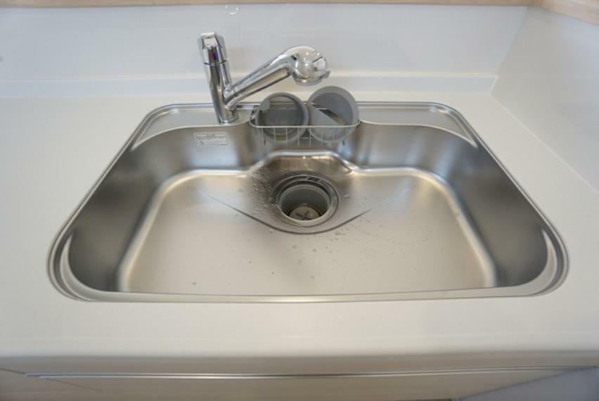 キッチン 大きなお鍋も楽々洗える、幅が広いシンク。 洗剤や石鹸、スポンジもすっきりできる収納付き。