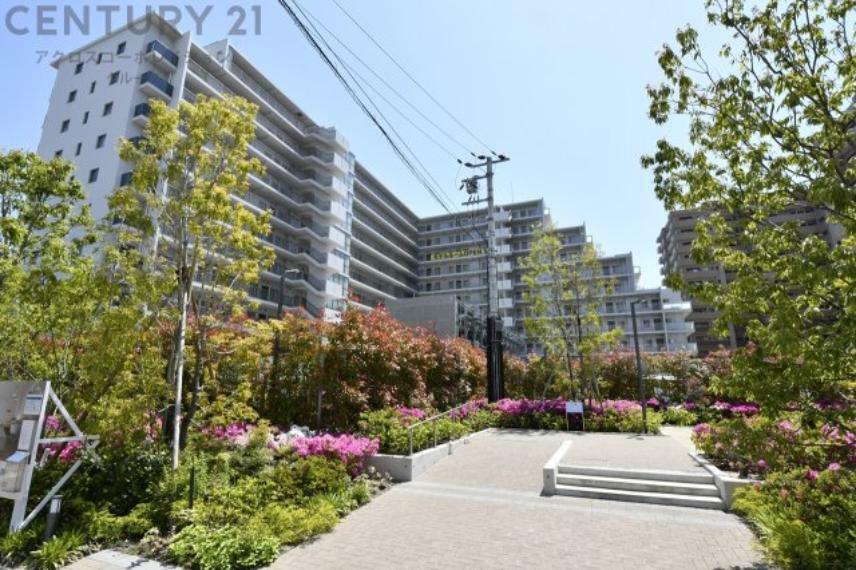 構造・工法・仕様 【現地】 阪神尼崎駅から徒歩5分の立地で、駅からの間にはアマゴッタ等の買い物施設がありお勧めの住環境となってります。