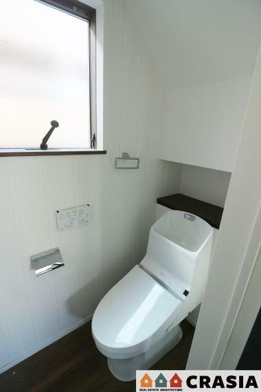 トイレ 1階トイレです。快適な温水清浄便座付。いつも使うトイレだからこそ、こだわりたいポイントです（2024年3月撮影）