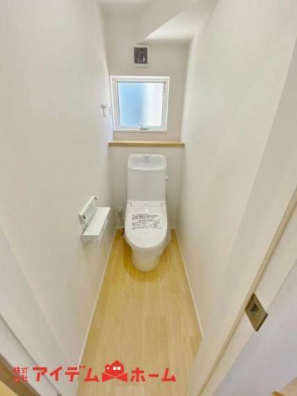 節水型でエコなトイレには、今では当たり前のウォシュレット付き。便座を温める機能もついていて、居心地良くてトイレから出られなくなるかも！換気用に換気扇はもちろん、窓も着いているので常に快適ですね。