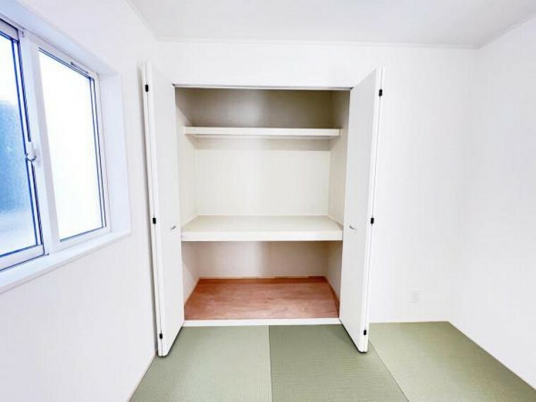 収納 和室の収納は開口部が広く、来客用の寝具や季節用品なども収納できて便利です。