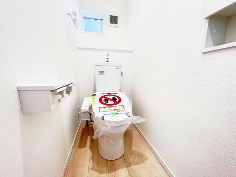 トイレ 快適に使用できる温水洗浄便座付きトイレです。こ1階2階それぞれにトイレがあります。