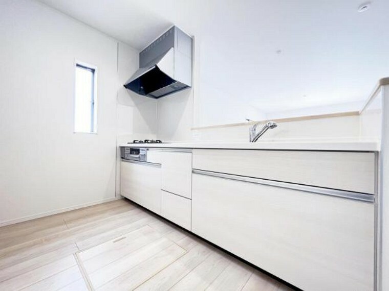 キッチン 自然光が入る窓があり、収納力豊富なシステムキッチンの他に床下収納もあります。