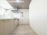 キッチン ＜キッチン＞冷蔵庫や食器棚を置いても広い作業スペースを確保。