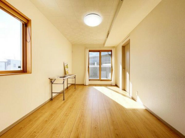 寝室 （2階洋室・7.5帖）ベランダに出入りできる主寝室に最適な広さのお部屋！天井をさりげなくアクセントクロスを採用しています！