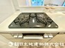 キッチン 3つのコンロで同時に調理ができる使いやすいシステムキッチンを採用です。