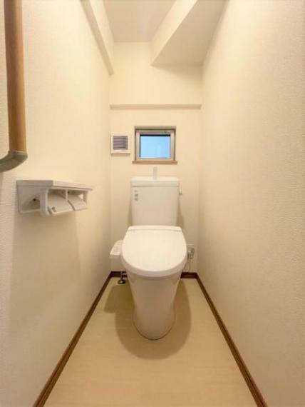 トイレ 1FのトイレはLIXIL製で温水洗浄付きです。手すりもついているのは嬉しいポイントです。